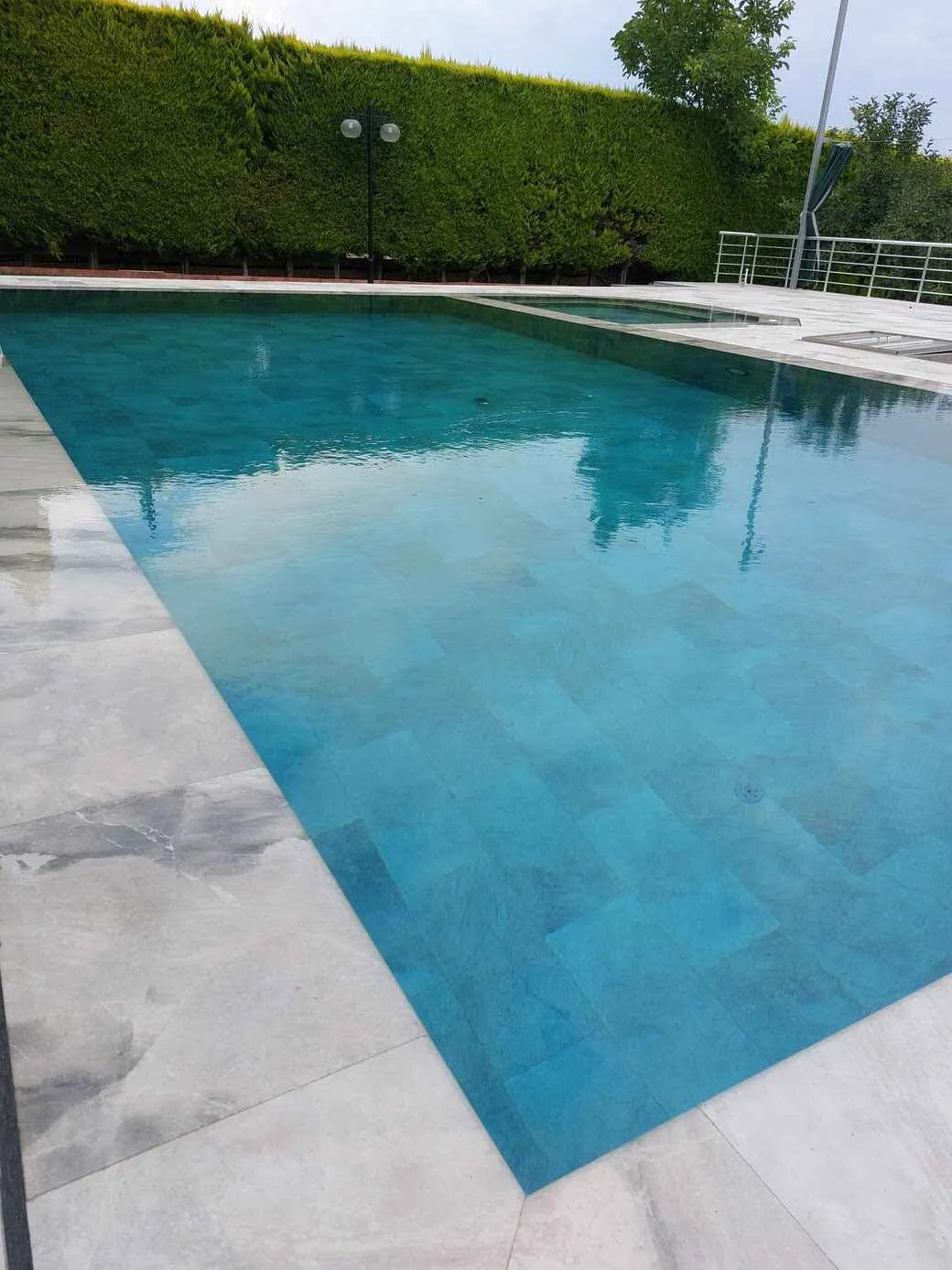 Berrak suyu ve benzersiz tasarımıyla Safir Havuzları'nda rahatlayın.